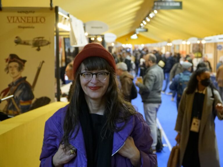 Uli Lust u ljubičastoj jakni sa kapom na glavi