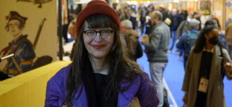 Uli Lust u ljubičastoj jakni sa kapom na glavi