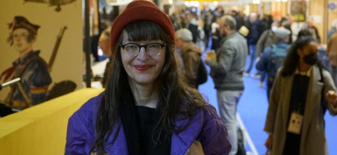 Uli Lust u ljubičastoj jakni sa kapom na glavi